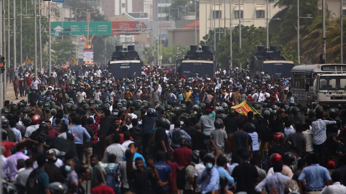 Chaos na Srí Lance. Demonstranti se pustili do sebe a ničili autobusy